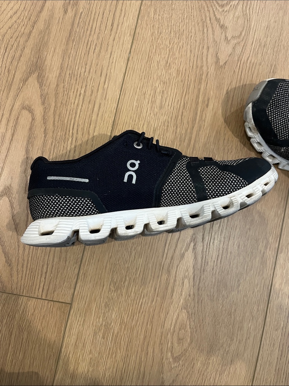 On Cloud 5 size 7 women’s Black & White Running Shoes - Picture 5 of 7